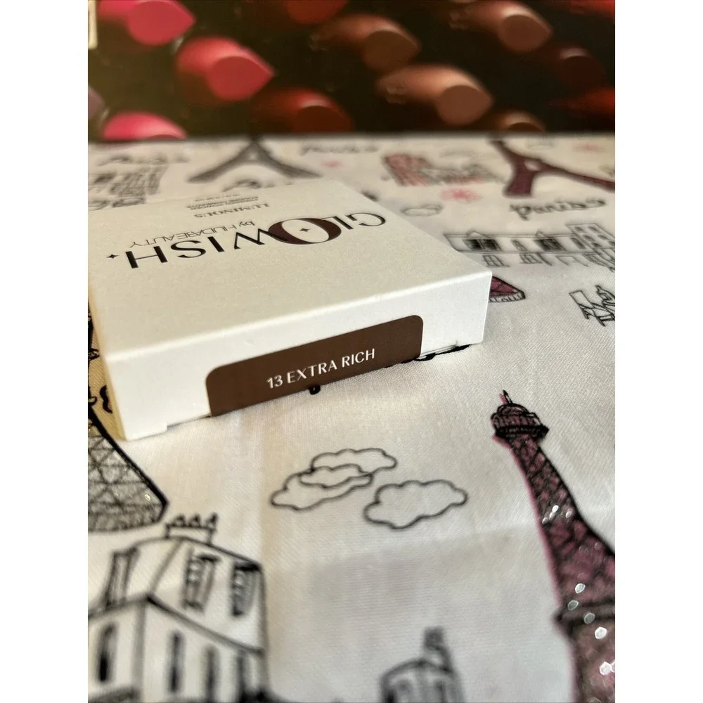 GloWish by Huda Beauty Lightweight Blurring Pressed Powder 12 Extra Rich